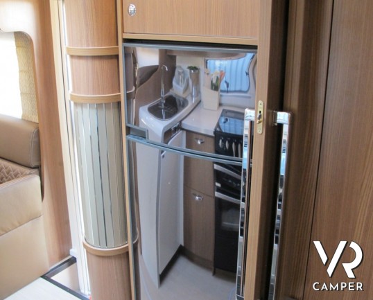 Burstner Argos A 747-2: maxi camper mansardato con doppio asse posteriore, ampio garage, bagno e doccia separati, ampia dinette