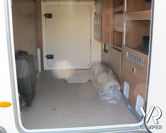 Burstner Argos A 747-2: maxi camper mansardato con doppio asse posteriore, ampio garage, bagno e doccia separati, ampia dinette