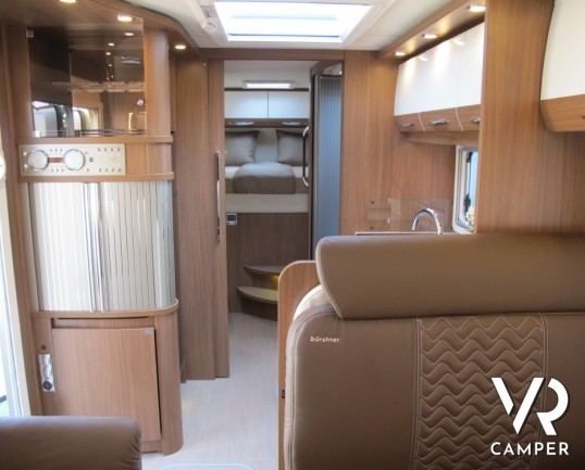 Burstner Argos A 747-2: maxi camper mansardato con doppio asse posteriore, ampio garage, bagno e doccia separati, ampia dinette