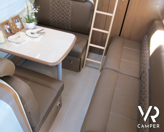 Burstner Argos A 747-2: maxi camper mansardato con doppio asse posteriore, ampio garage, bagno e doccia separati, ampia dinette