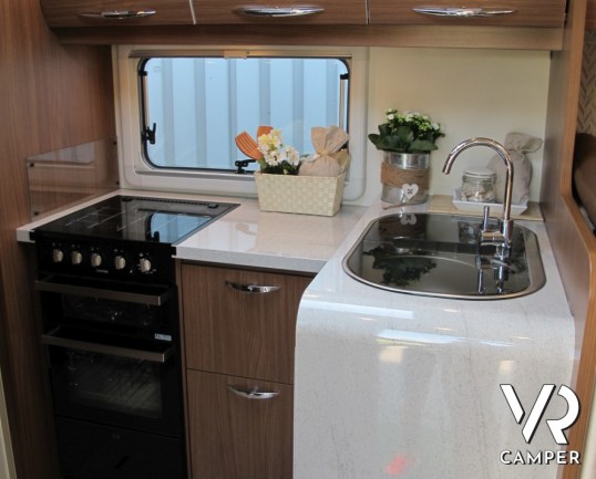 Burstner Argos A 747-2: maxi camper mansardato con doppio asse posteriore, ampio garage, bagno e doccia separati, ampia dinette