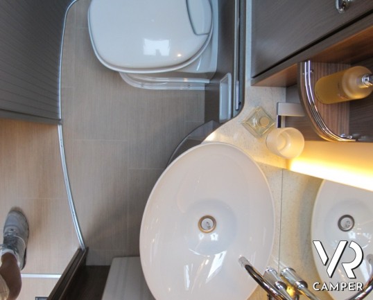 Burstner Argos A 747-2: maxi camper mansardato con doppio asse posteriore, ampio garage, bagno e doccia separati, ampia dinette