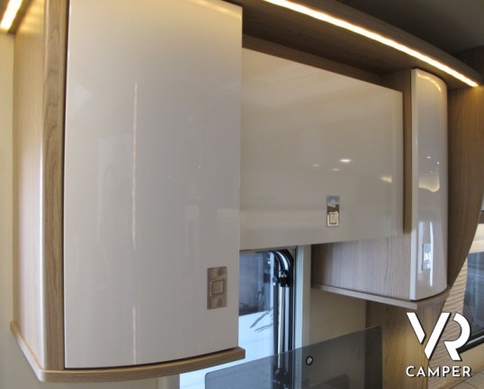 Burstner Averso Plus 440 TK: bellissima caravan con letto basculante e letti a castello, compatta nelle dimensioni e ottima per viaggiare