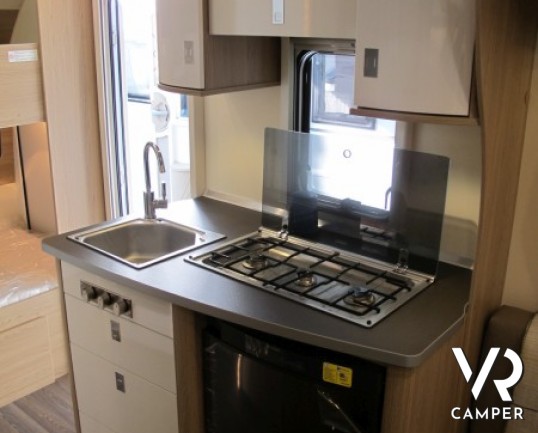 Burstner Averso Plus 440 TK: bellissima caravan con letto basculante e letti a castello, compatta nelle dimensioni e ottima per viaggiare