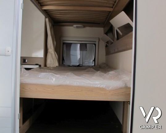 Burstner Averso Plus 440 TK: bellissima caravan con letto basculante e letti a castello, compatta nelle dimensioni e ottima per viaggiare
