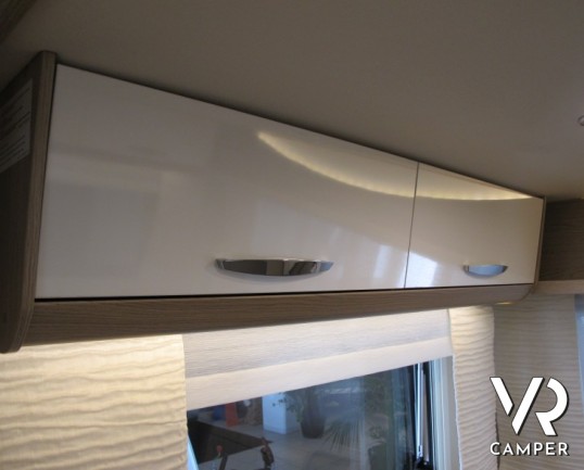 Burstner Averso Plus 440 TK: bellissima caravan con letto basculante e letti a castello, compatta nelle dimensioni e ottima per viaggiare