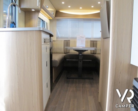 Burstner Averso Plus 440 TK: bellissima caravan con letto basculante e letti a castello, compatta nelle dimensioni e ottima per viaggiare