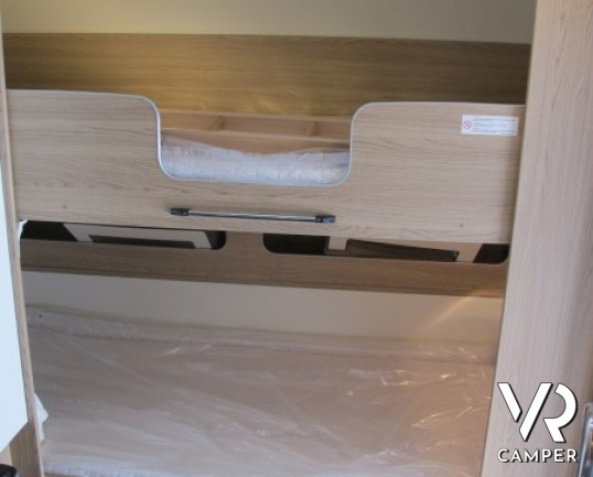 Burstner Averso Plus 440 TK: bellissima caravan con letto basculante e letti a castello, compatta nelle dimensioni e ottima per viaggiare