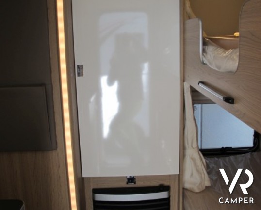 Burstner Averso Plus 440 TK: bellissima caravan con letto basculante e letti a castello, compatta nelle dimensioni e ottima per viaggiare