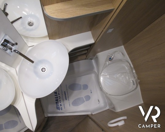 Burstner Averso Plus 440 TK: bellissima caravan con letto basculante e letti a castello, compatta nelle dimensioni e ottima per viaggiare