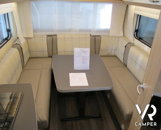 Burstner Averso Plus 440 TK: bellissima caravan con letto basculante e letti a castello, compatta nelle dimensioni e ottima per viaggiare