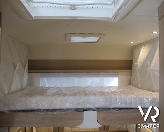Burstner Averso Plus 440 TK: bellissima caravan con letto basculante e letti a castello, compatta nelle dimensioni e ottima per viaggiare