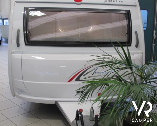 Burstner Averso Plus 520 TL: roulotte nuova con letti gemelli anteriori, ampia dinette e letto basculante, facile da trainare e movimentare