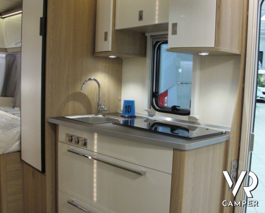 Burstner Averso Plus 520 TL: roulotte nuova con letti gemelli anteriori, ampia dinette e letto basculante, facile da trainare e movimentare