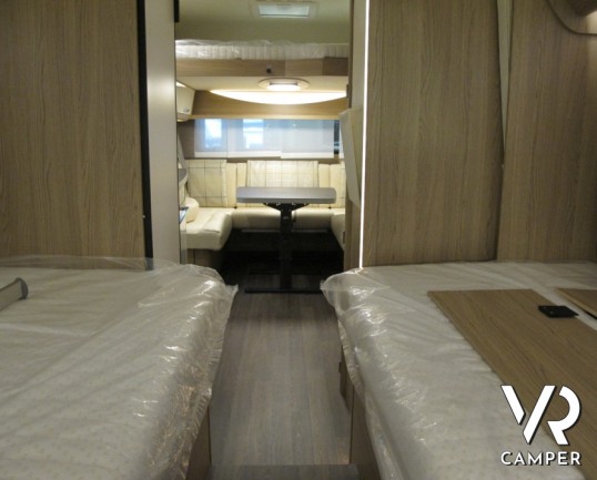 Burstner Averso Plus 520 TL: roulotte nuova con letti gemelli anteriori, ampia dinette e letto basculante, facile da trainare e movimentare