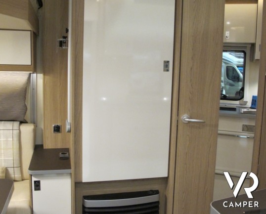 Burstner Averso Plus 520 TL: roulotte nuova con letti gemelli anteriori, ampia dinette e letto basculante, facile da trainare e movimentare