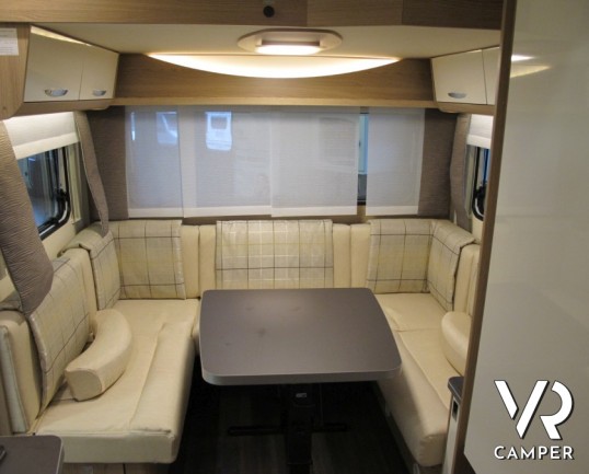 Burstner Averso Plus 520 TL: roulotte nuova con letti gemelli anteriori, ampia dinette e letto basculante, facile da trainare e movimentare