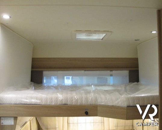 Burstner Averso Plus 520 TL: roulotte nuova con letti gemelli anteriori, ampia dinette e letto basculante, facile da trainare e movimentare