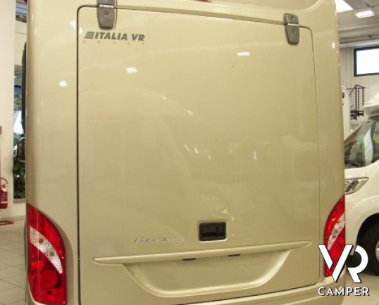 Burstner Brevio 646: camper nuovo semintegrale 4 posti letto, dinette grande e letto basculante in colorazione esterna oro.