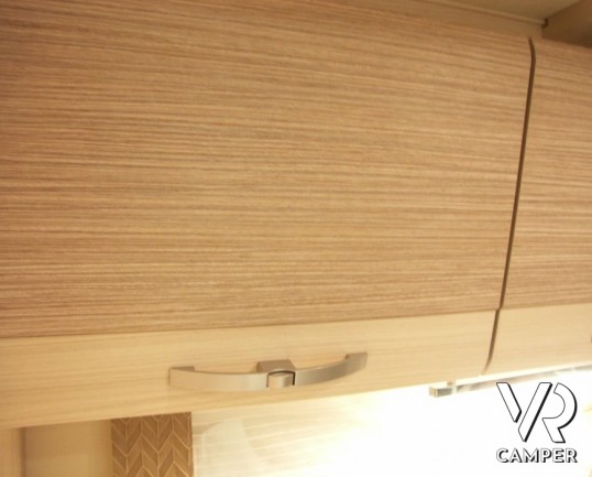 Burstner Brevio 646: camper nuovo semintegrale 4 posti letto, dinette grande e letto basculante in colorazione esterna oro.