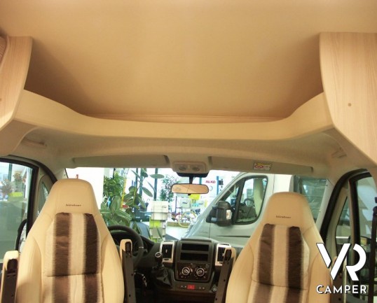 Burstner Brevio 646: camper nuovo semintegrale 4 posti letto, dinette grande e letto basculante in colorazione esterna oro.