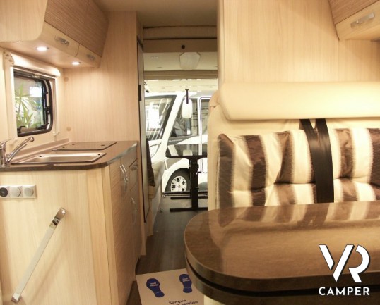 Burstner Brevio 646: camper nuovo semintegrale 4 posti letto, dinette grande e letto basculante in colorazione esterna oro.