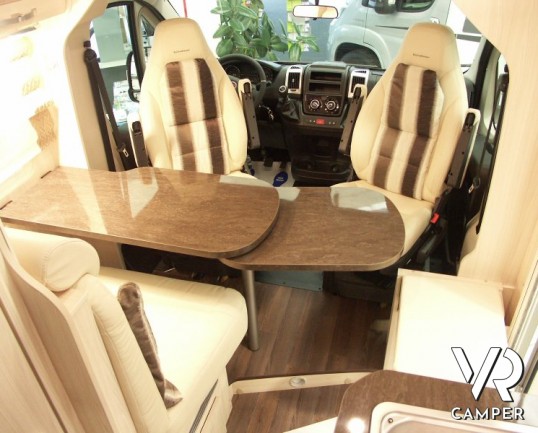 Burstner Brevio 646: camper nuovo semintegrale 4 posti letto, dinette grande e letto basculante in colorazione esterna oro.