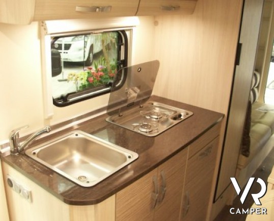 Burstner Brevio 646: camper nuovo semintegrale 4 posti letto, dinette grande e letto basculante in colorazione esterna oro.