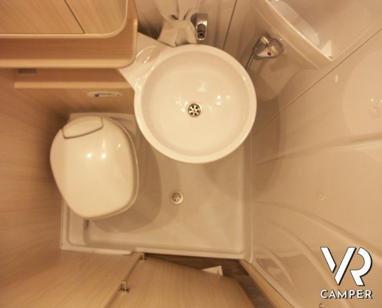 Burstner Brevio 646: camper nuovo semintegrale 4 posti letto, dinette grande e letto basculante in colorazione esterna oro.