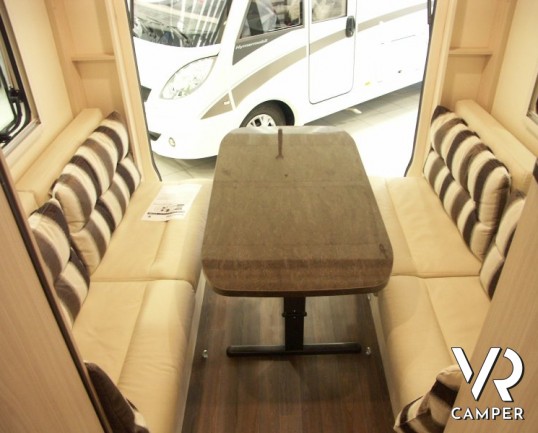 Burstner Brevio 646: camper nuovo semintegrale 4 posti letto, dinette grande e letto basculante in colorazione esterna oro.