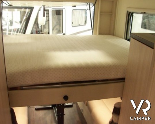 Burstner Brevio 646: camper nuovo semintegrale 4 posti letto, dinette grande e letto basculante in colorazione esterna oro.