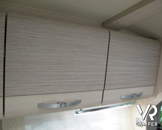 Burstner Brevio T 601: camper semintegrale nuovo color champagne con portello posteriore grande, letto basculante posteriore in solo 6 metri.