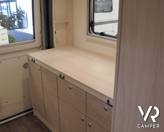 Burstner Brevio T 601: camper semintegrale nuovo color champagne con portello posteriore grande, letto basculante posteriore in solo 6 metri.