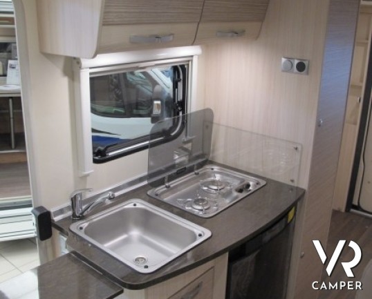 Burstner Brevio T 601: camper semintegrale nuovo color champagne con portello posteriore grande, letto basculante posteriore in solo 6 metri.