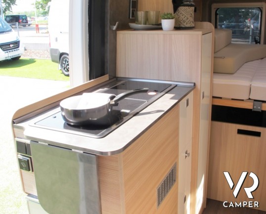 Burstner Citycar 540: furgonato compatto, due posti e il terzo opzionale in cabina, agile nel traffico anche nell'uso di tutti i giorni.