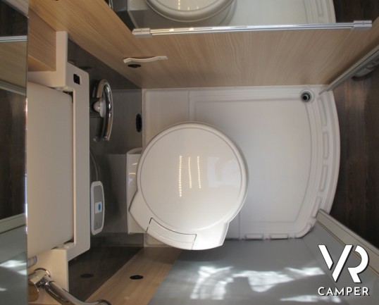 Burstner Citycar 601: furgonato 4 posti con letto basculante posteriore elettrico, allargabile, ottimo per la coppia con nipoti