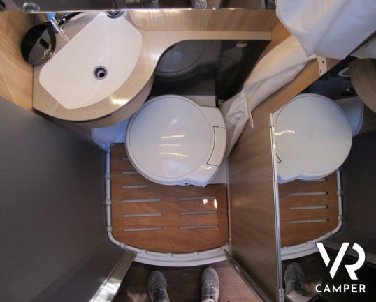 Burstner Citycar 602: ottimo furgonato 3 posti con letti gemelli e solo sei metri di lunghezza, bagno con lavandino a ribalta