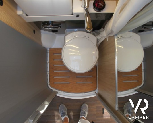 Burstner Citycar 640: furgonato oltre i 6 metri, con letti gemelli posteriori, 3 armadi e bagno con lavandino a ribalta