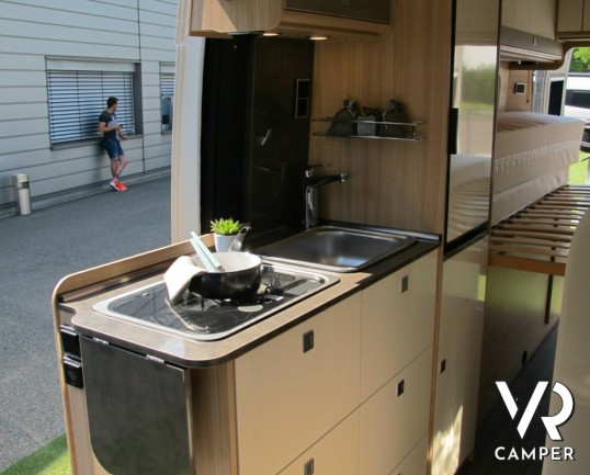 Burstner Citycar 640: furgonato oltre i 6 metri, con letti gemelli posteriori, 3 armadi e bagno con lavandino a ribalta