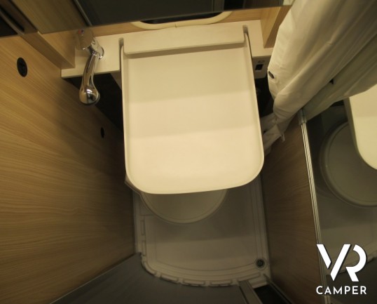 Burstner Citycar C 600: furgone con 3 armadi e ampi spazi nei pensili, con interni in pelle e un ottimo prezzo di vendita.