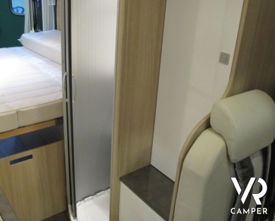 Burstner Citycar C 600: furgone con 3 armadi e ampi spazi nei pensili, con interni in pelle e un ottimo prezzo di vendita.