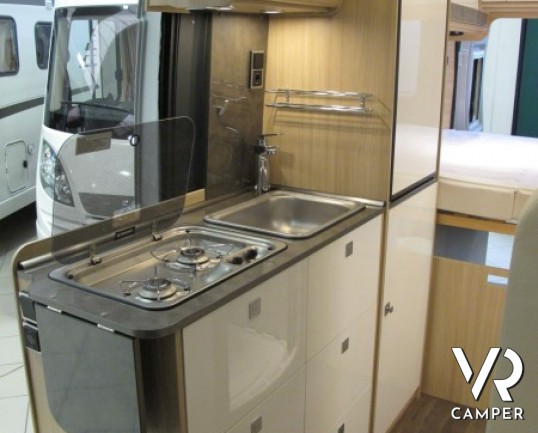 Burstner Citycar C 600: furgone con 3 armadi e ampi spazi nei pensili, con interni in pelle e un ottimo prezzo di vendita.