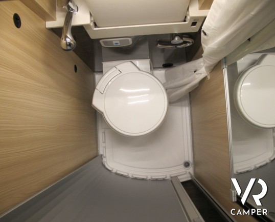 Burstner Citycar C 600: furgone con 3 armadi e ampi spazi nei pensili, con interni in pelle e un ottimo prezzo di vendita.