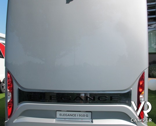 Burstner Elegance I 910 G: maxi motorhome doppio asse in patente C con letti gemelli posteriori e grande garage per moto