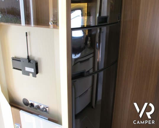 Burstner Elegance I 910 G: maxi motorhome doppio asse in patente C con letti gemelli posteriori e grande garage per moto