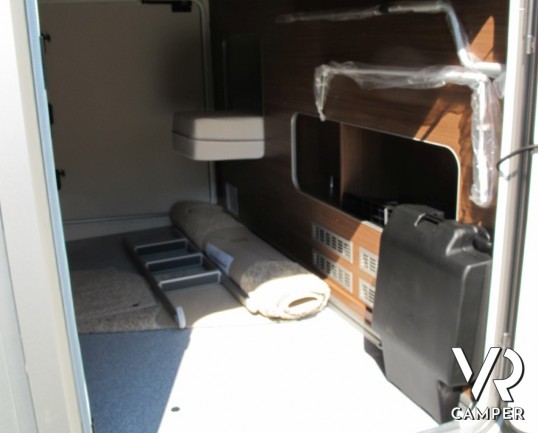 Burstner Elegance I 910 G: maxi motorhome doppio asse in patente C con letti gemelli posteriori e grande garage per moto