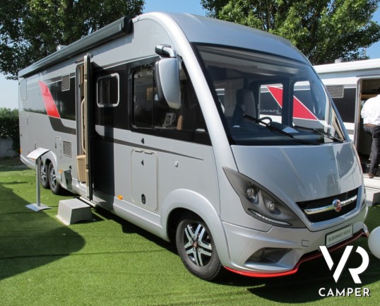 Burstner Elegance I 910 G: maxi motorhome doppio asse in patente C con letti gemelli posteriori e grande garage per moto