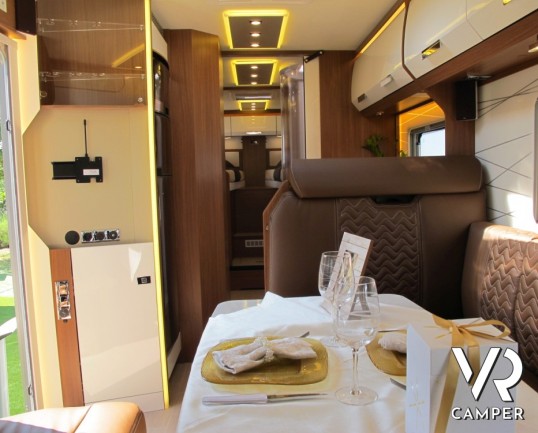 Burstner Elegance I 910 G: maxi motorhome doppio asse in patente C con letti gemelli posteriori e grande garage per moto