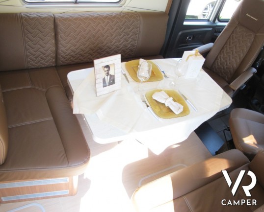 Burstner Elegance I 910 G: maxi motorhome doppio asse in patente C con letti gemelli posteriori e grande garage per moto