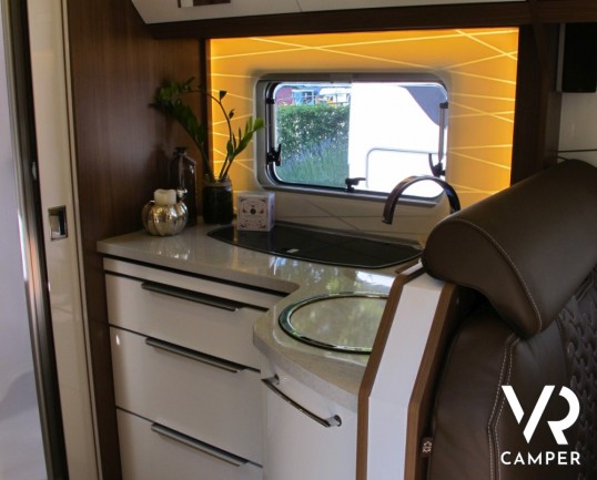 Burstner Elegance I 910 G: maxi motorhome doppio asse in patente C con letti gemelli posteriori e grande garage per moto